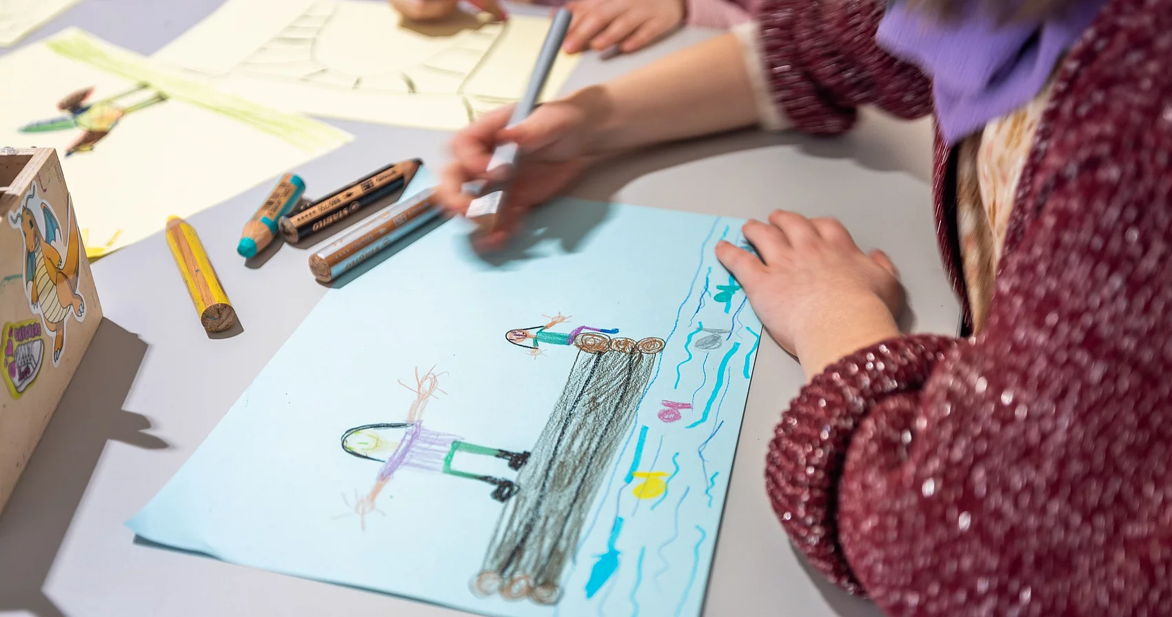 Mädchen malt ein Floß