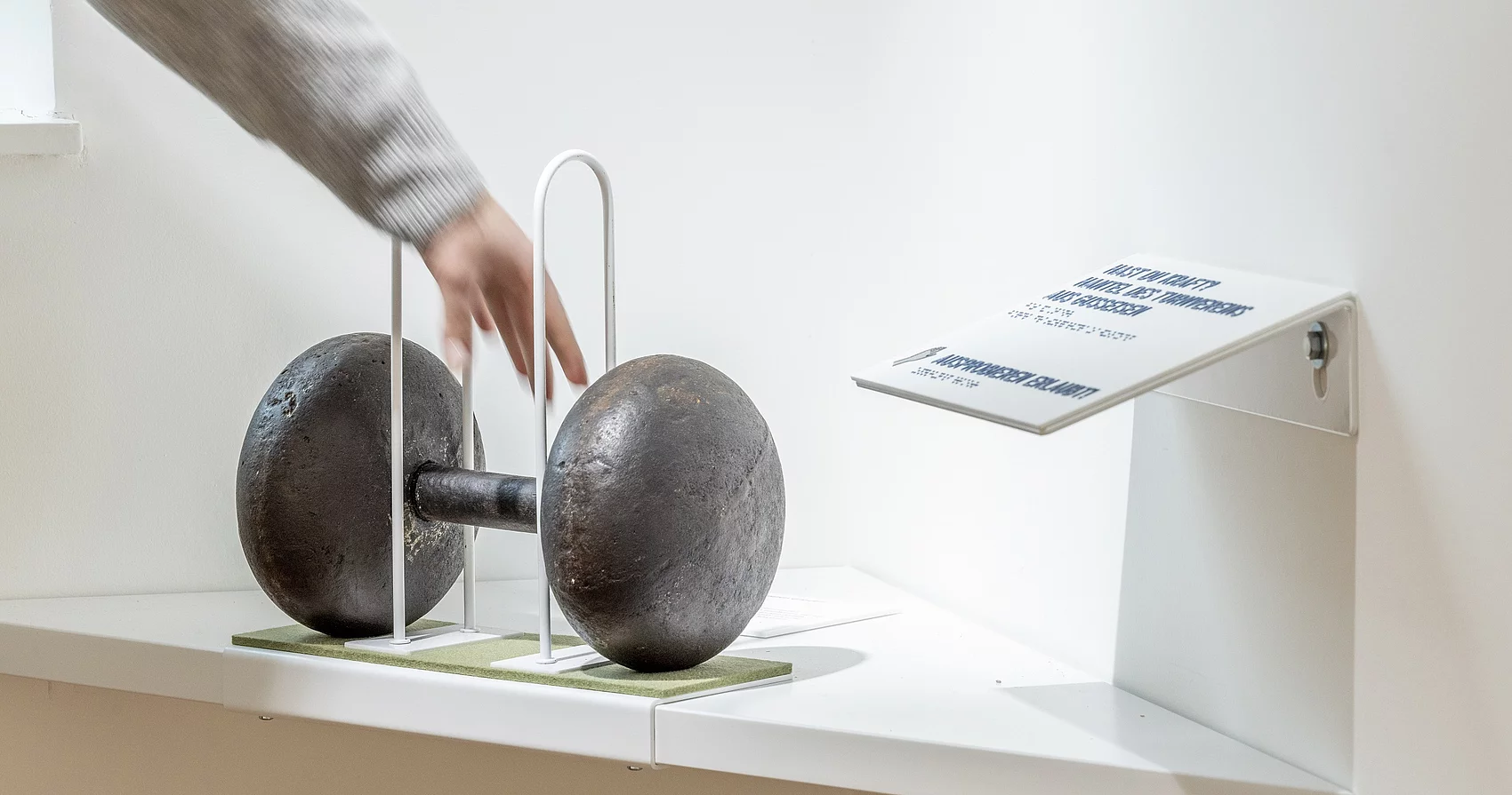 Mitmachstation mit Hantel