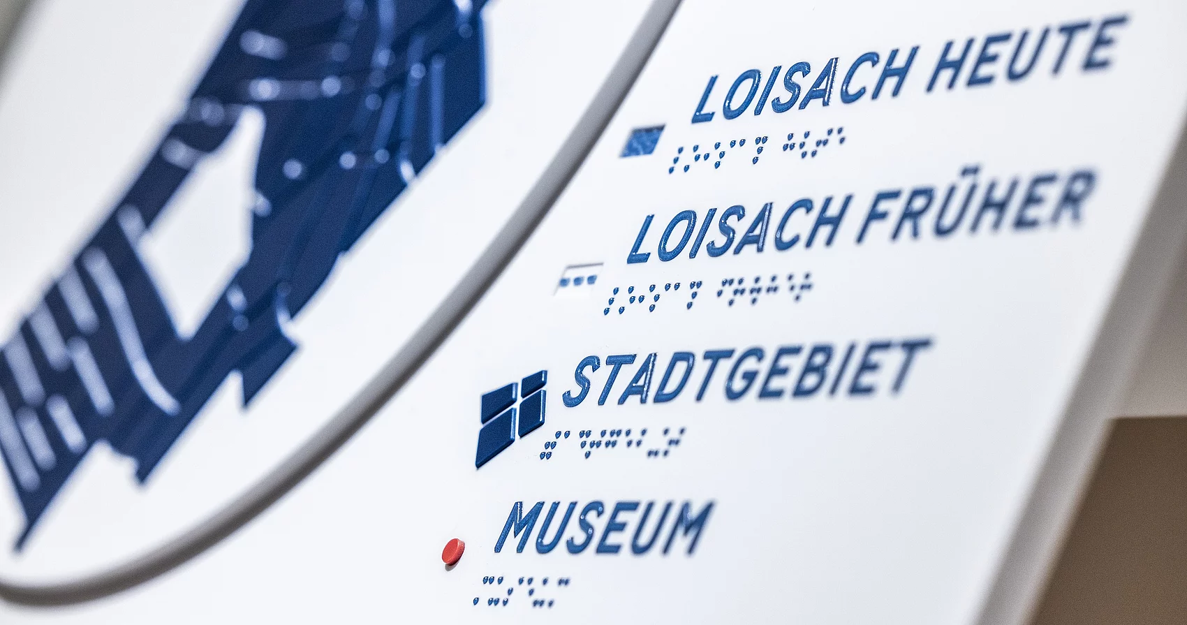 Übersichtsplan mit Brailleschrift und Pyramidenschrift