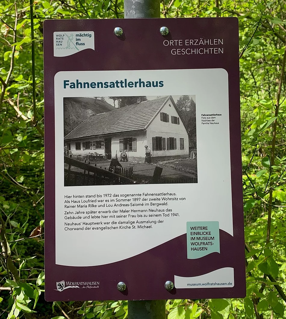 Schild am ehemaligen Standort des Fahnensattlerhauses