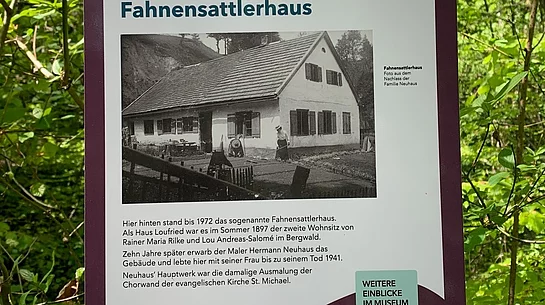 Schild am ehemaligen Standort des Fahnensattlerhauses