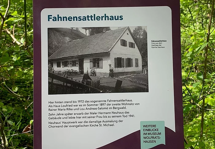 Schild am ehemaligen Standort des Fahnensattlerhauses