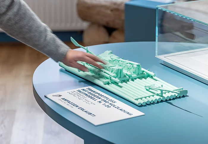 Tastmodell eines Flosses im Museum