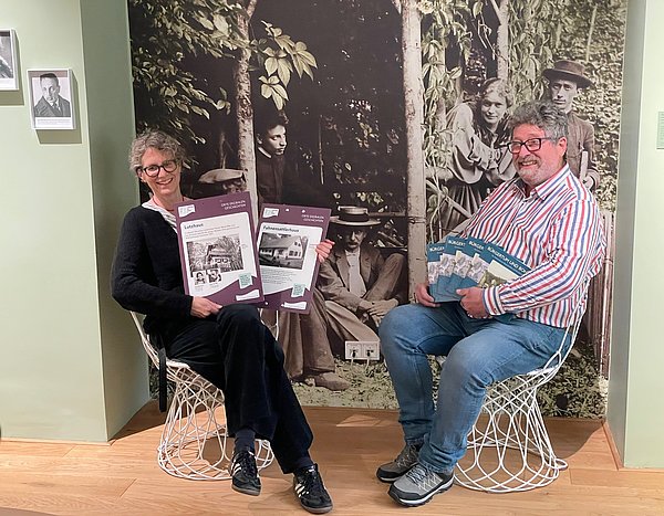 Annekatrin Schulz und Ludwig Gollwitzer präsentieren Schilder und Neuauflage 