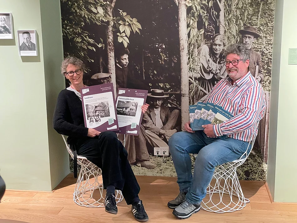 Annekatrin Schulz und Ludwig Gollwitzer präsentieren Schilder und Neuauflage 