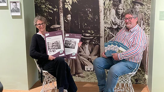 Annekatrin Schulz und Ludwig Gollwitzer präsentieren Schilder und Neuauflage 