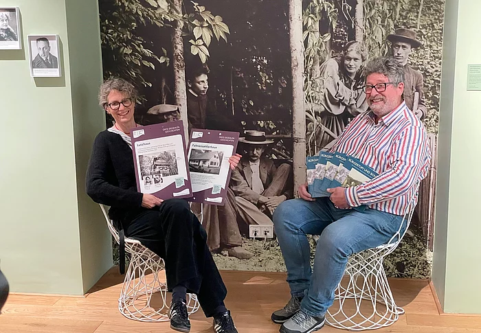 Annekatrin Schulz und Ludwig Gollwitzer präsentieren Schilder und Neuauflage 