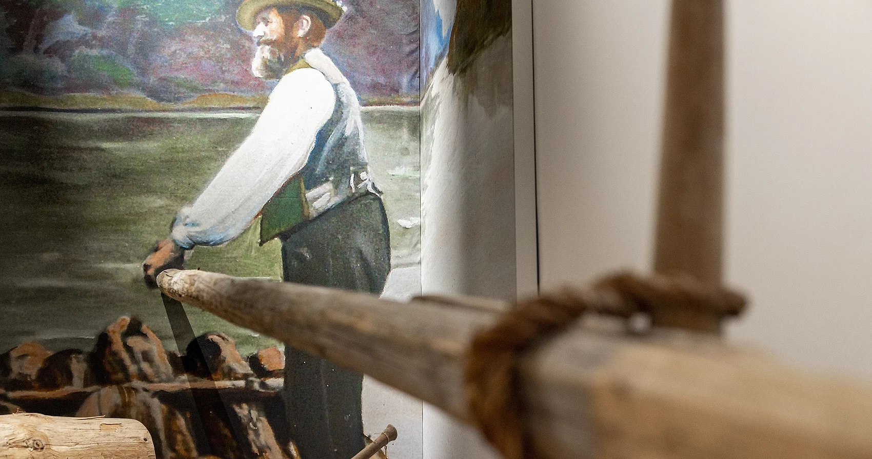 Bild eines Flössers mit Ruder in der Hand