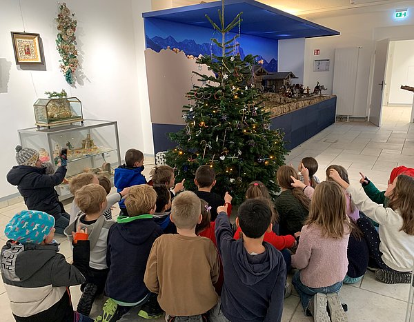 Schüler schmücken Christbaum