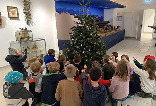 Schüler schmücken Christbaum