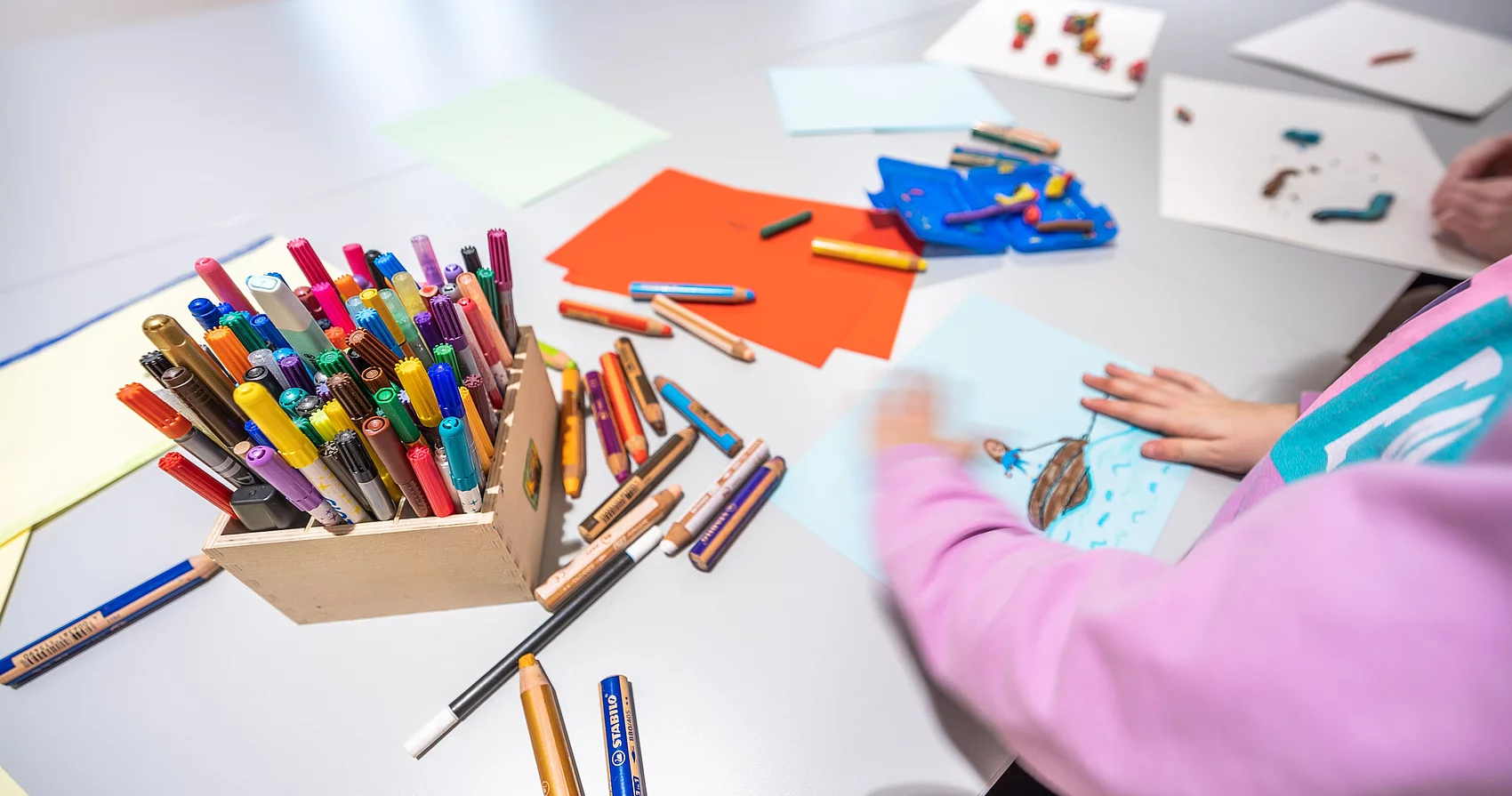 Symbolbild bastelnde Kinder